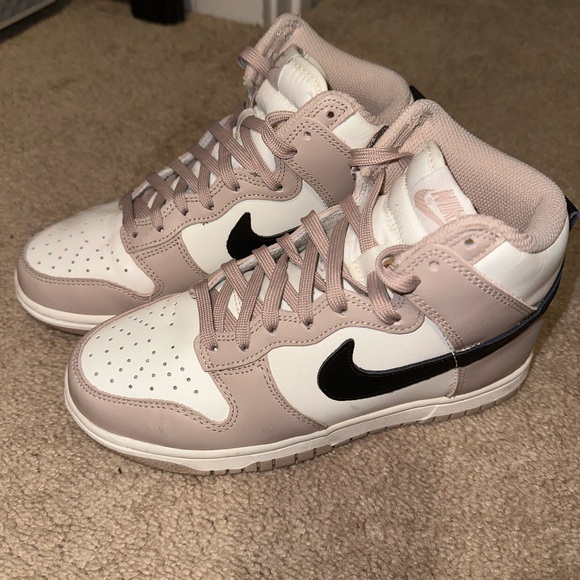 Nike 2022
Wmns Dunk High 'Fossil Stone' Authentication email available - Picture 2 of 5